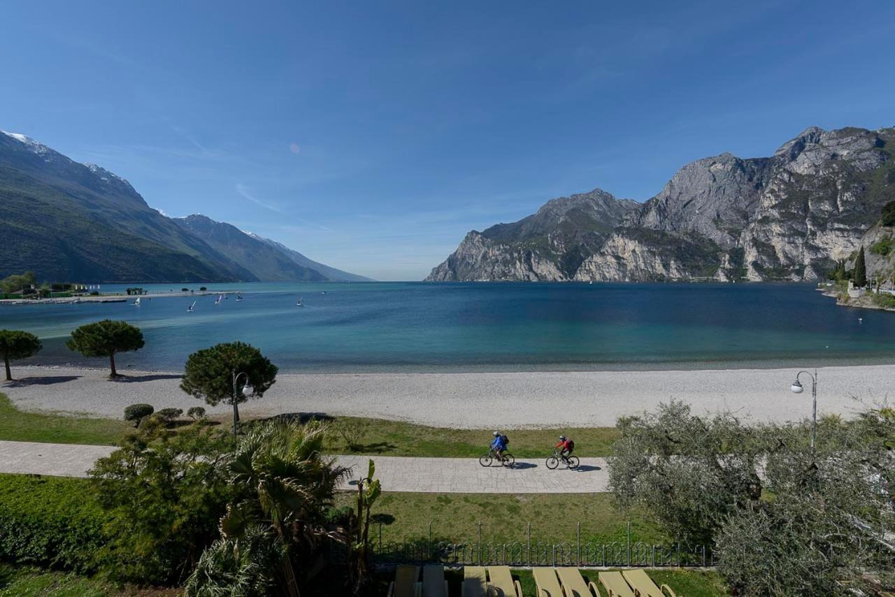 Hotel Baia Azzurra - Lake Front トルボレ エクステリア 写真